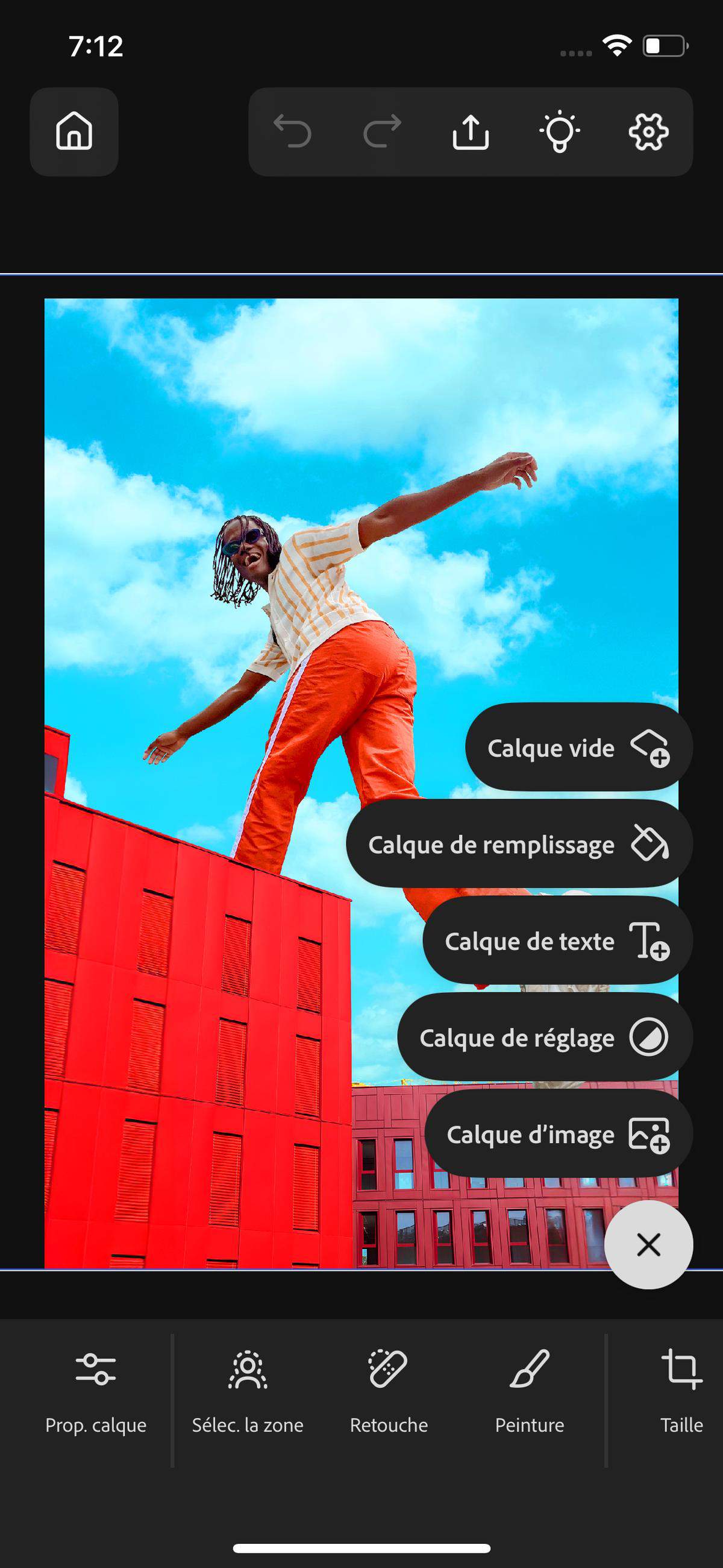 Un menu de calque s’ouvre et présente les options permettant d’ajouter un calque vierge, un calque de remplissage, un calque de texte, etc. 