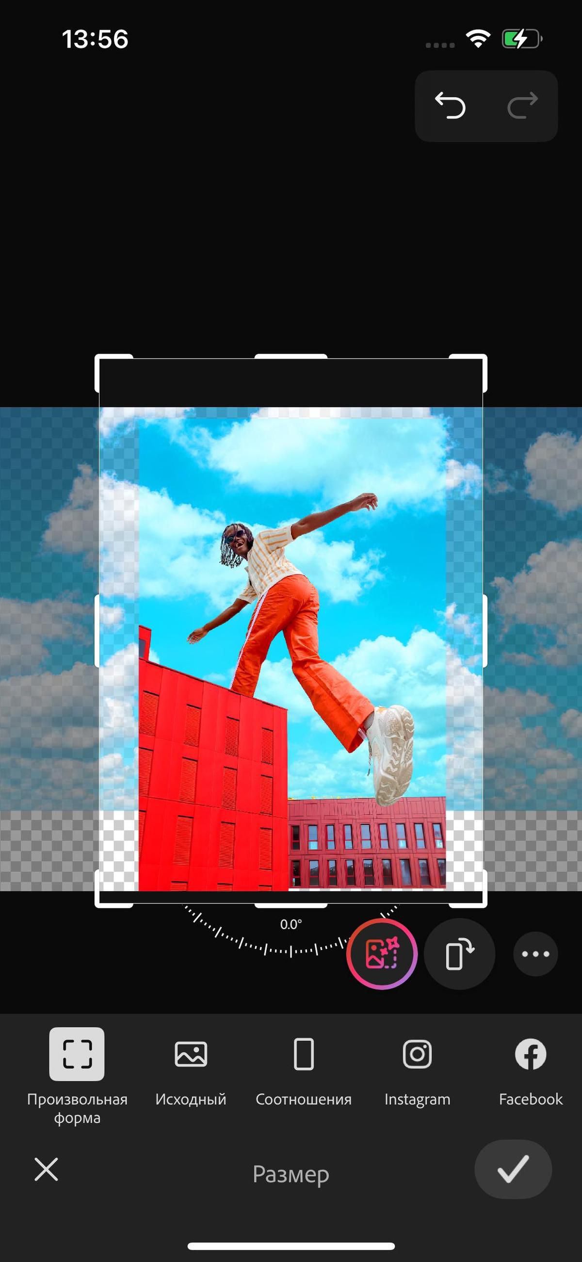 Открыта панель «Размер», где отображаются параметры изменения размера и расширения холста для добавления нового содержимого с помощью инструмента «Генеративное расширение».