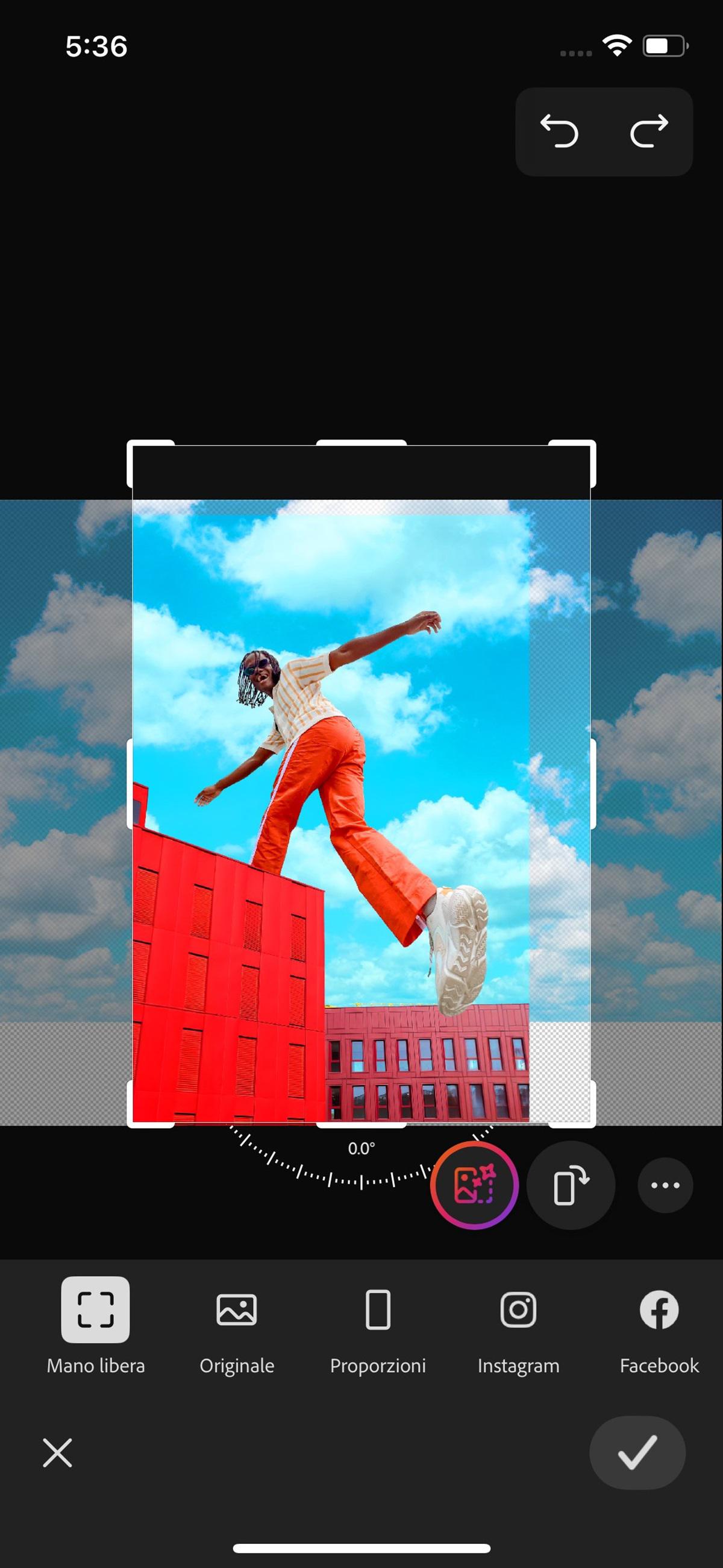 Il pannello Dimensioni è aperto e mostra le opzioni per regolare le dimensioni ed espandere l’area di lavoro per aggiungere nuovi contenuti con la funzione Espansione generativa.