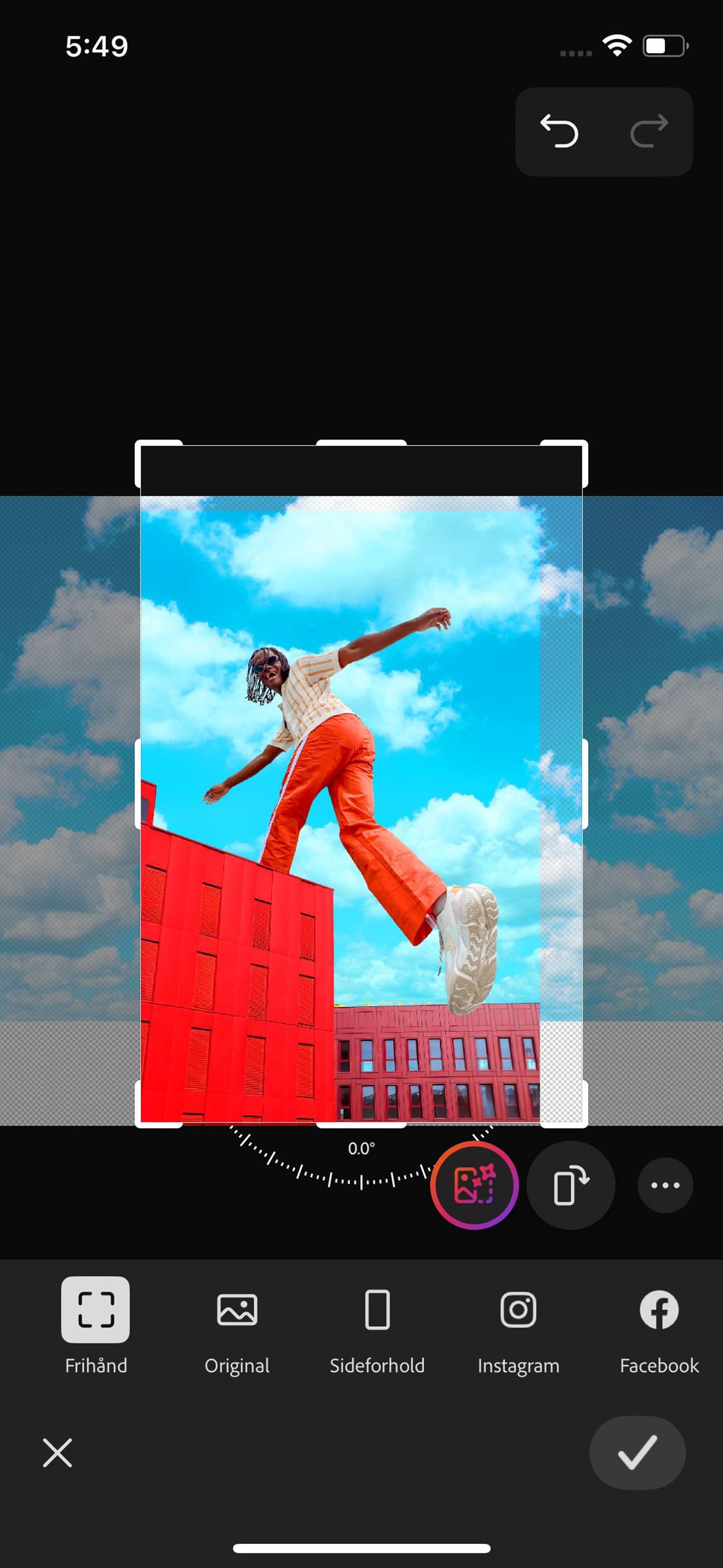 Størrelse-panelet åpnes og viser alternativer for å justere størrelsen og utvide lerretet for å legge til nytt innhold ved hjelp av Generativ utvidelse.