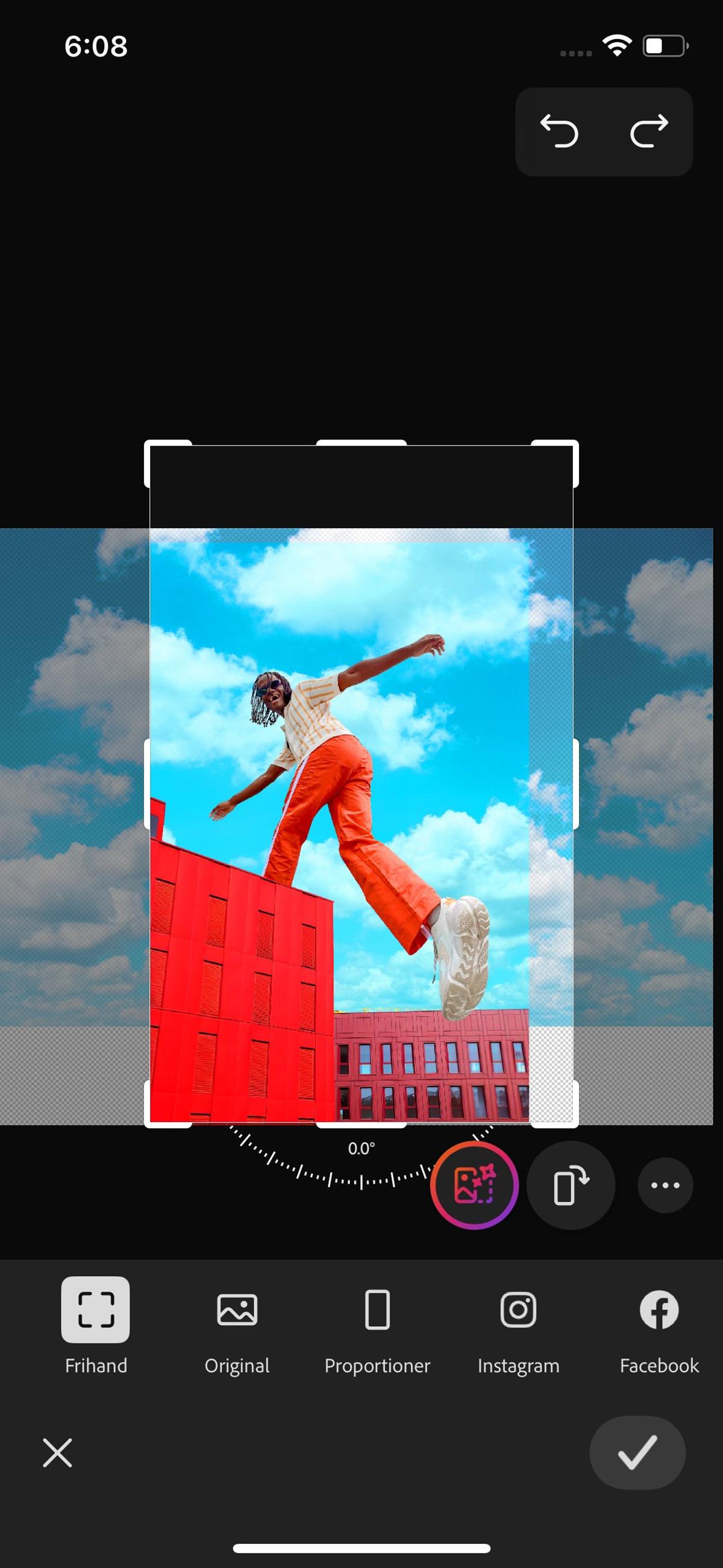 Panelen Storlek öppnas med alternativ för att justera storleken och utöka arbetsytan för att lägga till nytt innehåll med hjälp av Generativ utökning.