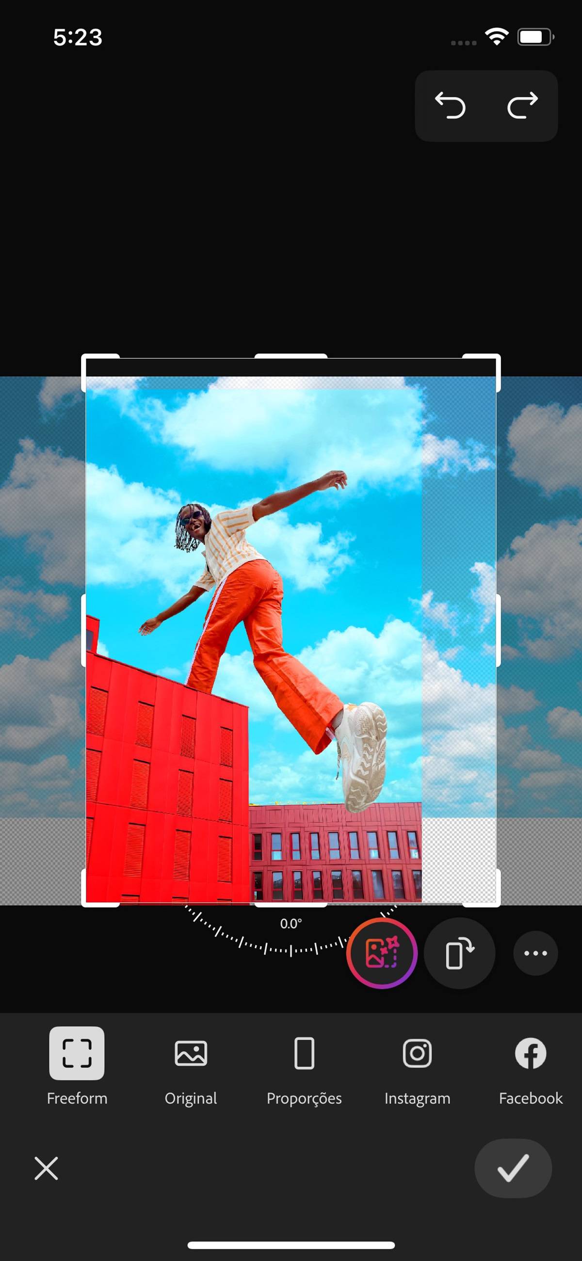 O painel Tamanho abre, mostrando as opções para ajustar o tamanho e expandir a tela para adicionar novo conteúdo usando a Expansão generativa.