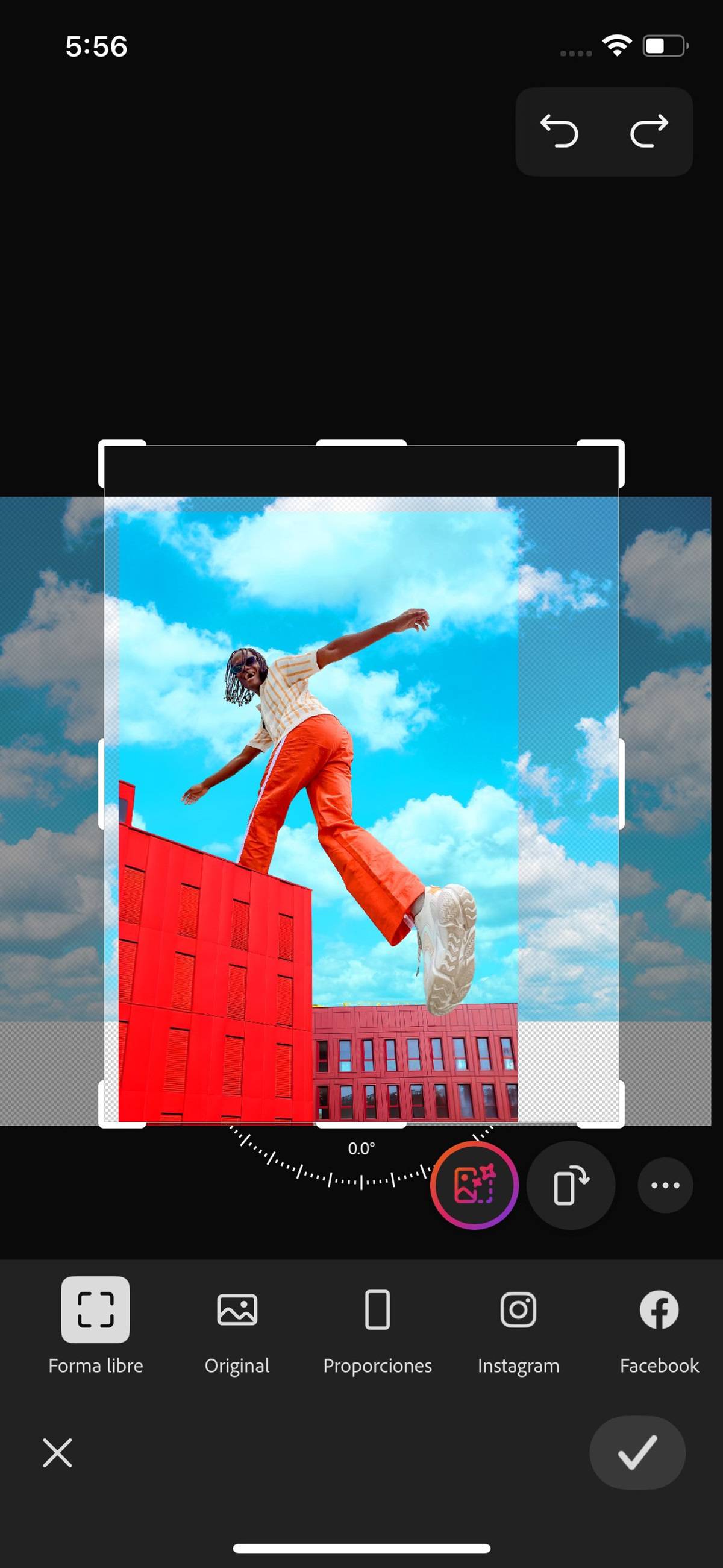 Se abre el panel Tamaño, donde se muestran las opciones para ajustar el tamaño y ampliar el lienzo para añadir contenido nuevo con Ampliación generativa.