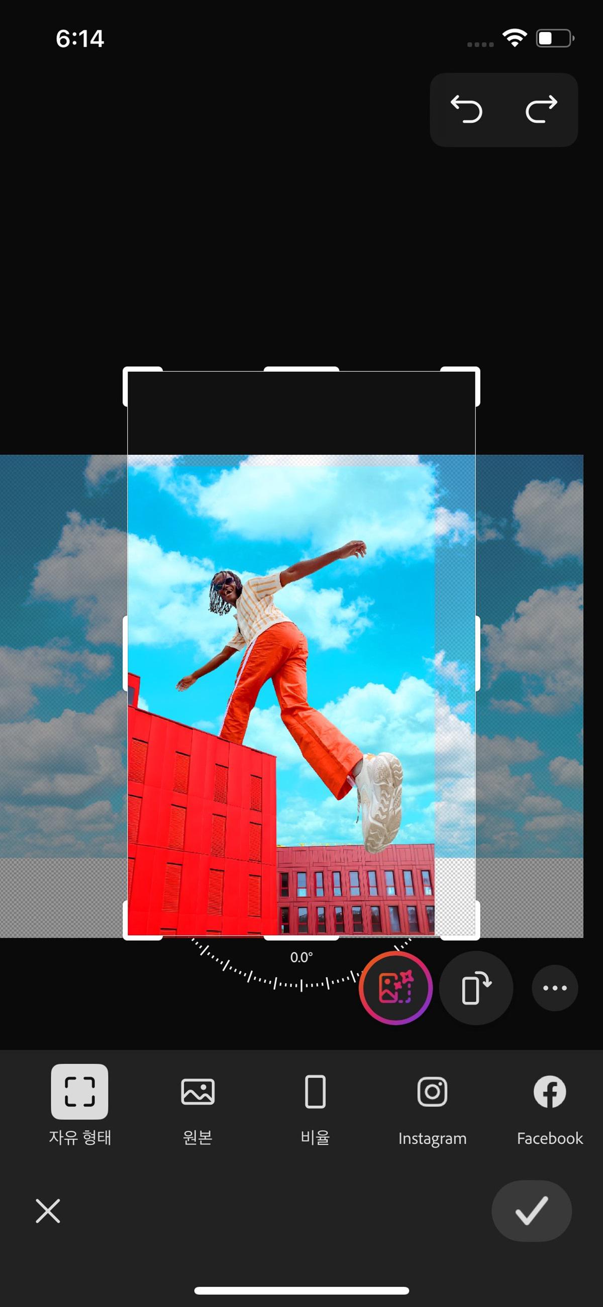 크기 패널이 열리고, 크기를 조정하고 캔버스를 확장하는 옵션이 표시되어 생성형 확장을 사용해 새로운 콘텐츠를 추가할 수 있습니다.