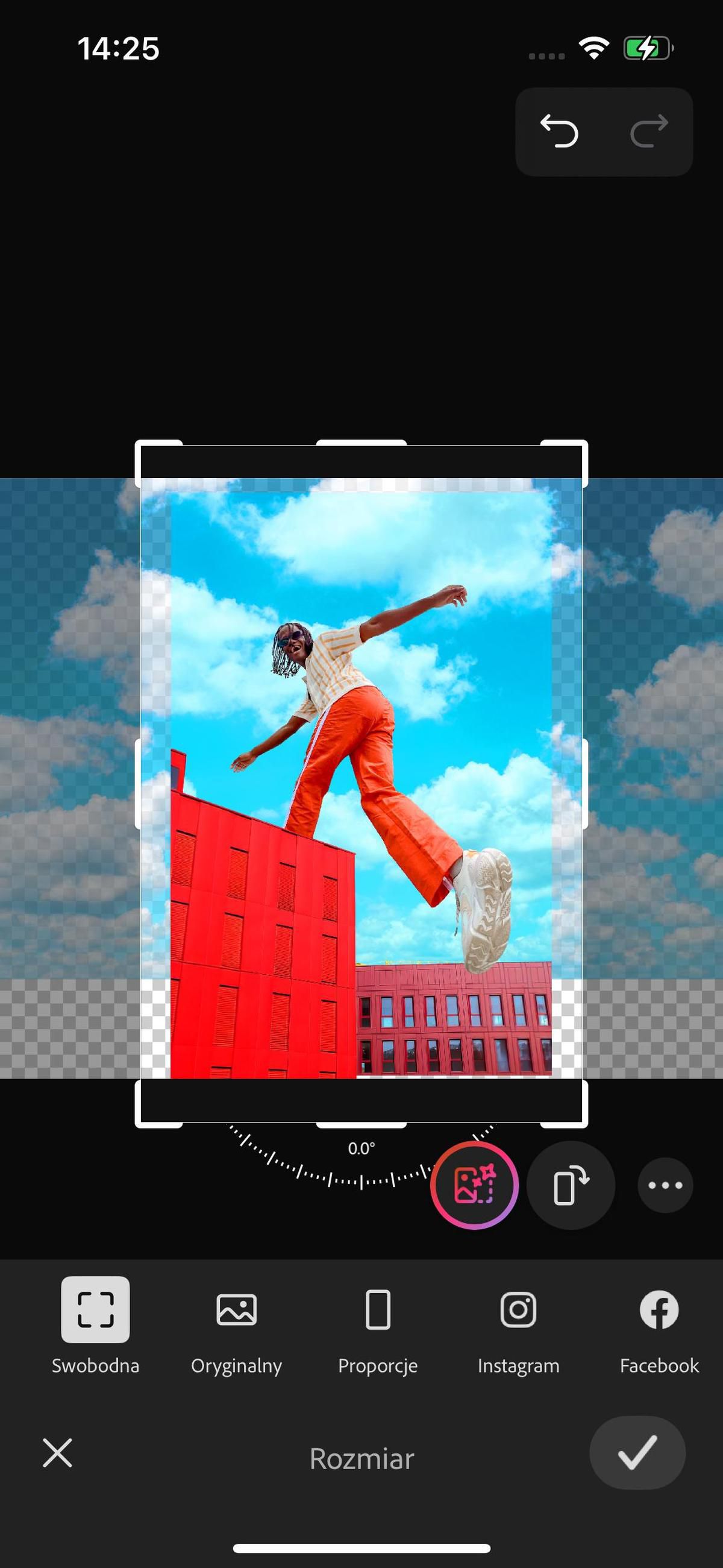 Zostanie otwarty panel Rozmiar, który zawiera opcje dopasowania rozmiaru i rozszerzenia obszaru roboczego. Pozwala dodać nowe elementy za pomocą funkcji Rozszerzenie generatywne.