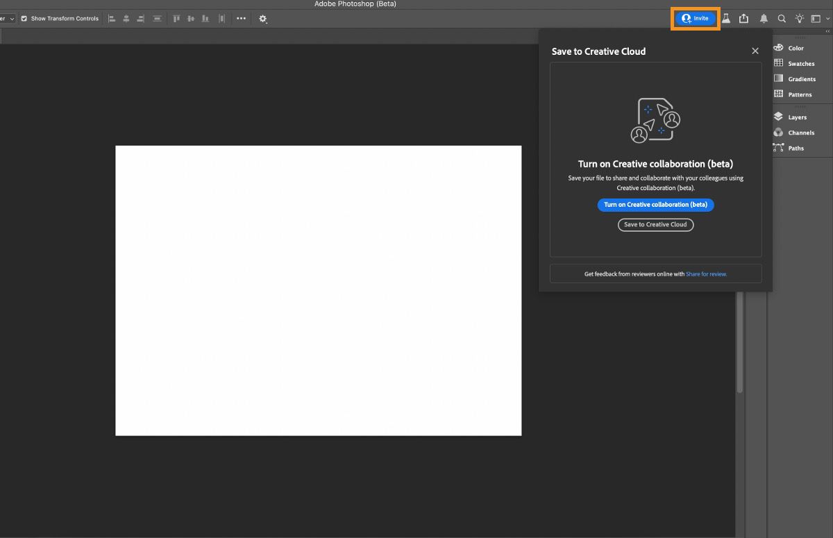 Adobe Photoshop (Beta) の空白のカンバスに、ドキュメントの共同編集のために関係者を招待するための招待ボタンがハイライト表示されています。