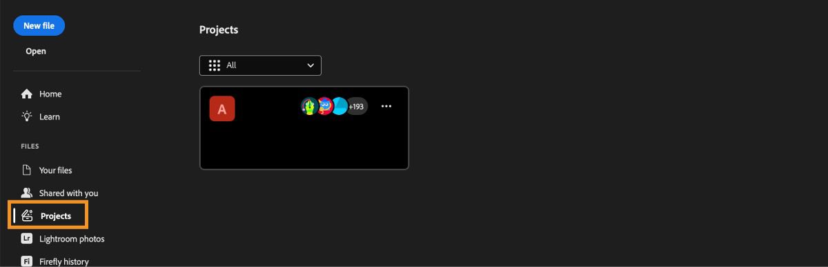 סביבת עבודה של Photoshop Projects מראה את הסרגל הצדדי השמאלי עם אפשרויות כמו Home,‏ Learn‏, Your files‏, Shared with you‏, Projects‏, Lightroom photos‏, Firefly history‏ ו-Deleted. האזור המרכזי מציג כרטיס פרויקט מטושטש. 