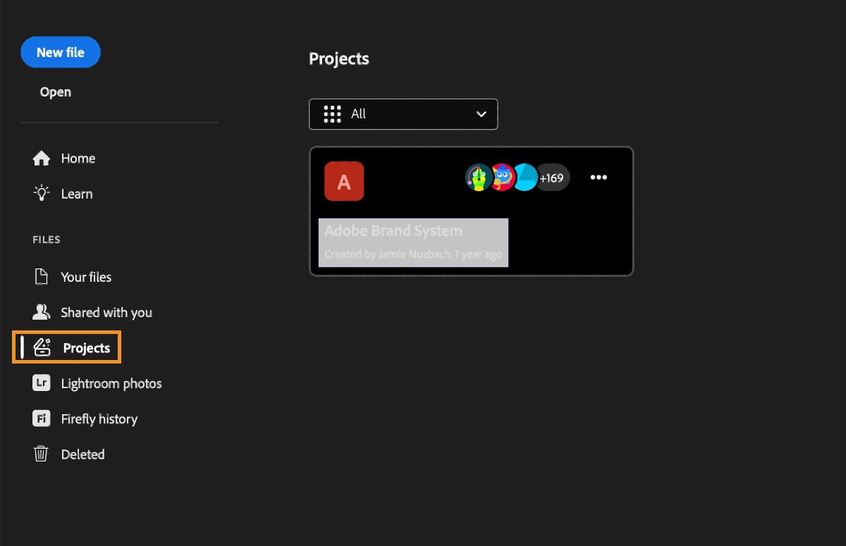 พื้นที่ทำงานโปรเจคของ Photoshop จะแสดงแถบด้านซ้ายพร้อมตัวเลือกต่างๆ เช่น หน้าหลัก เรียนรู้ ไฟล์ของคุณ แชร์กับคุณ โปรเจค Lightroom photos, ประวัติของ Firefly และรายการที่ลบแล้ว พื้นที่หลักจะแสดงการ์ดโปรเจคที่ถูกเบลอไว้ 