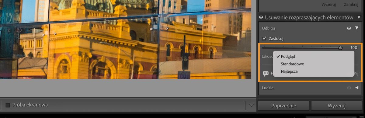 Zrzut ekranu interfejsu oprogramowania do edycji zdjęć z krajobrazem miasta odbitym w przeszklonych oknach.Odbicie pokazuje żółte i pomarańczowe budynki z kolumnami i łukami.Panel „Usuwanie rozpraszających elementów” po prawej stronie ma zaznaczoną opcję „Odbicia”, z jakością ustawioną na 100 oraz opcjami „Podgląd”, „Standardowy” i „Najlepszy”. Przyciski z oznaczeniem „Poprzedni” i „Reset” znajdują się pod panelem.