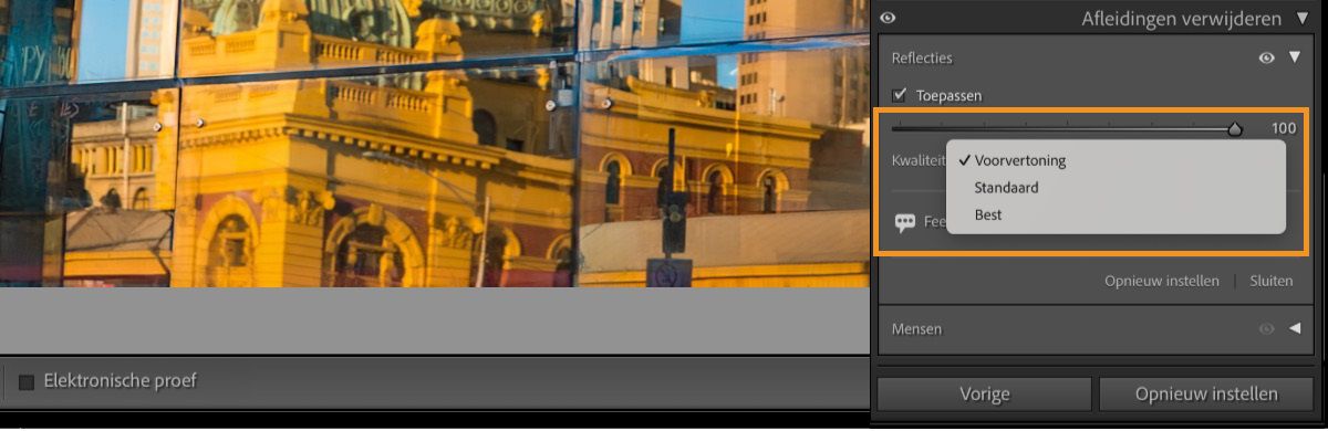 Schermafbeelding van softwareinterface voor fotobewerking waarin een stad wordt weerspiegeld in glazen vensters.De reflectie toont gele en oranje gebouwen met zuilen en bogen.In het deelvenster 'Afleidingen verwijderen' aan de rechterkant is 'Reflecties' ingeschakeld, met de kwaliteit ingesteld op 100 en opties voor 'Voorvertoning', 'Standaard' en 'Beste'. De knoppen met het label 'Vorige' en 'Herstellen' bevinden zich onder het deelvenster.