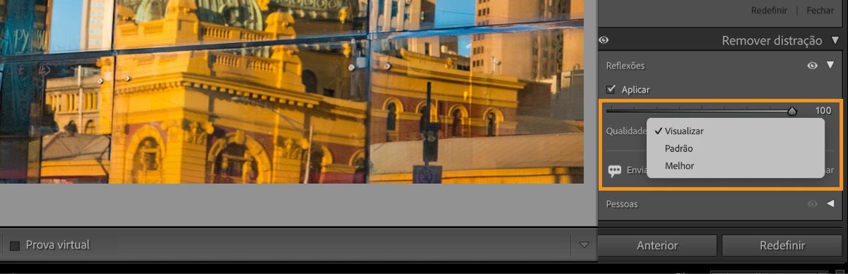 Captura de tela de uma interface de software de edição de fotos exibindo uma paisagem urbana refletida em janelas de vidro. O reflexo mostra edifícios amarelos e laranja com colunas e arcos. Um painel “Remover distorção” à direita tem “Reflexos” marcados, com a qualidade definida como 100 e opções para “Visualização”, “Padrão” e “Melhor”. Os botões rotulados como “Anterior” e “Redefinir” estão abaixo do painel.