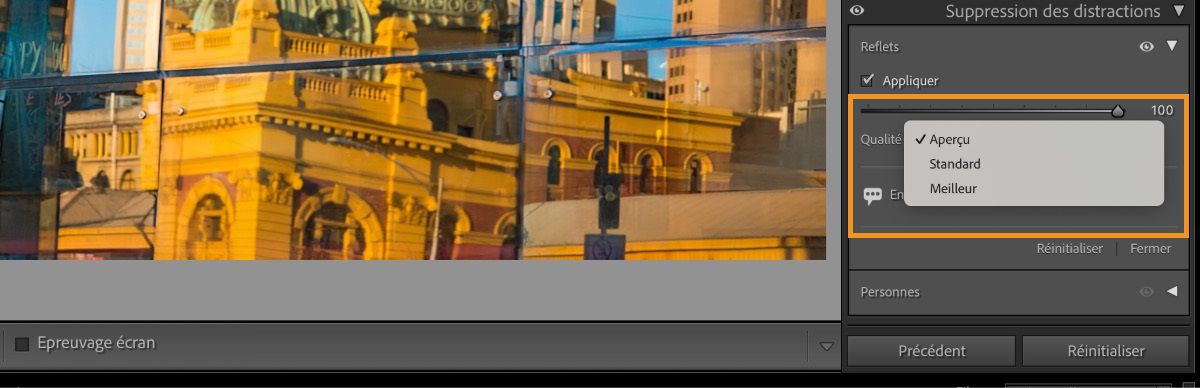 Capture d’écran d’une interface de retouche photo affichant un paysage urbain reflété par des vitres. Le reflet montre des bâtiments jaunes et orange avec des colonnes et des arches. La case « Reflets » du panneau « Suppression des distractions » à droite est cochée, la qualité étant définie sur 100, et les options « Aperçu », « Standard » et « Optimale » sont disponibles. Les boutons « Précédent » et « Réinitialiser » se trouvent sous le panneau.