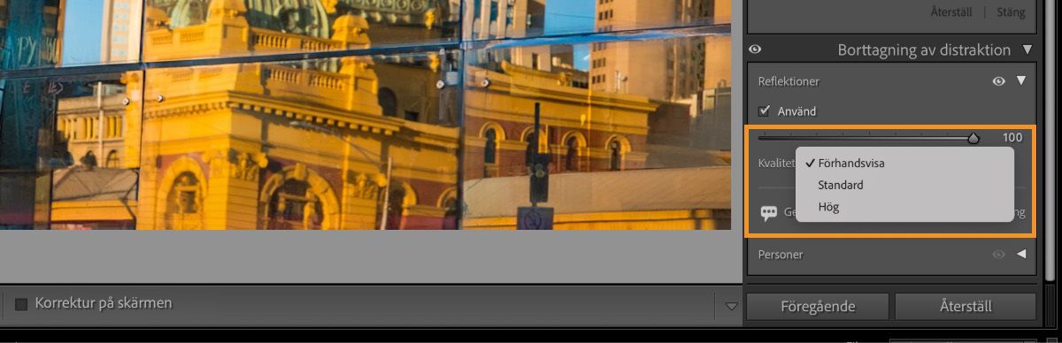 Skärmbild av ett fotoredigeringsprogram som visar en stadslandskap som återspeglas i glasfönster. Reflektionen visar gula och orange byggnader med kolonner och bågar. En panel för borttagning av distraktioner till höger har Reflektioner markerat, med kvaliteten inställd på 100 och alternativ för Förhandsgranskning, Standard och Bäst. Knappar märkta ”Föregående” och ”Återställ” finns under panelen.