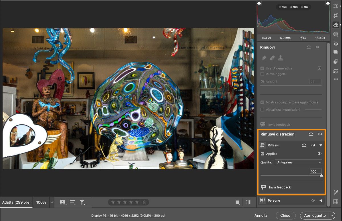 Un'immagine con una grafica complessa scattata attraverso una finestra con riflessi è disponibile in Adobe Camera Raw. Il riflesso viene rimosso utilizzando lo strumento di Rimozione degli elementi di distrazione di Adobe Camera Raw. 