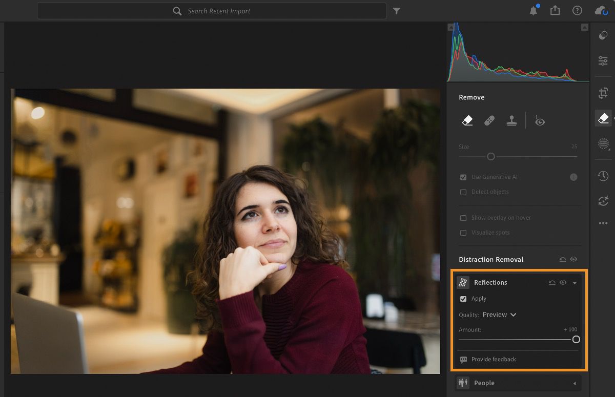 een wazige afbeelding van een persoon met krullen die een rode sweater draagt. In het rechterdeelvenster worden de opties van de tool &quot;Verwijderen&quot; weergegeven, met name de functie voor het verwijderen van &quot;Reflecties&quot;.