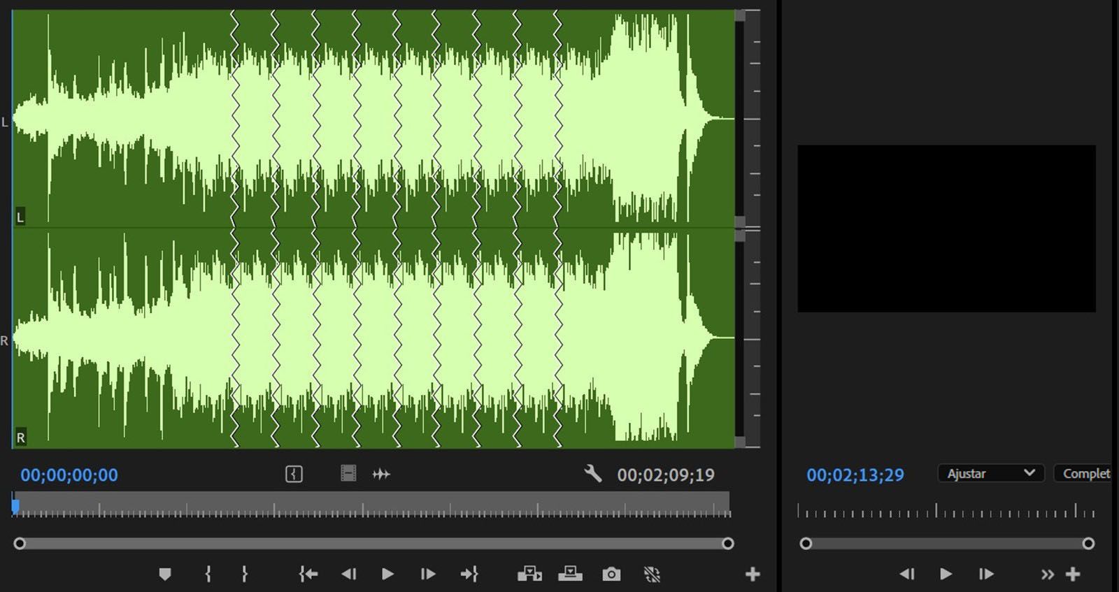 El monitor de origen se abre con un clip de audio que tiene líneas en zigzag que indican que el clip de audio se ha remezclado. 