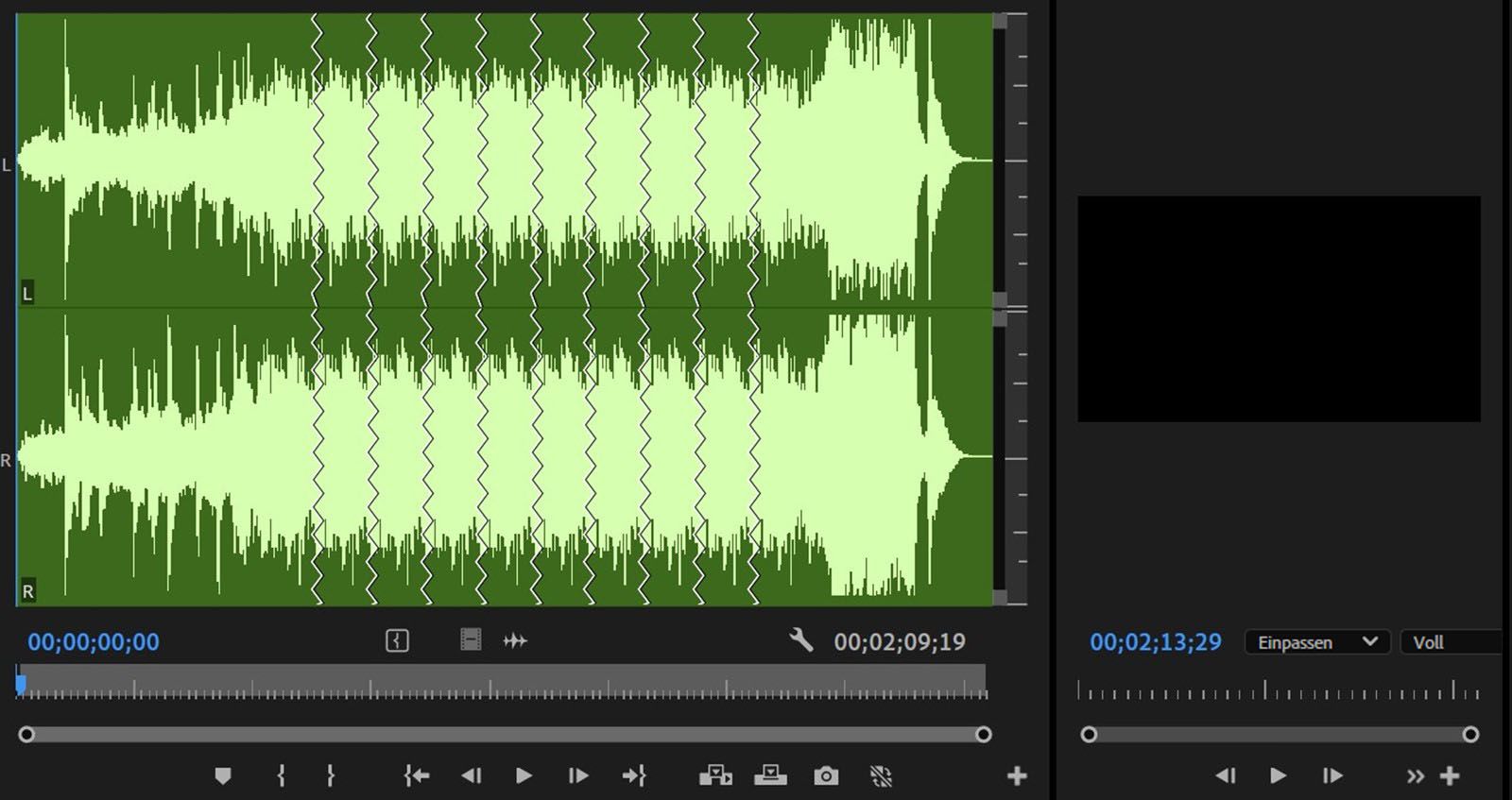 Der Quellmonitor ist geöffnet und zeigt einen Audio-Clip mit Zickzacklinien an, was bedeutet, dass es sich um einen Remix-Audio-Clip handelt. 