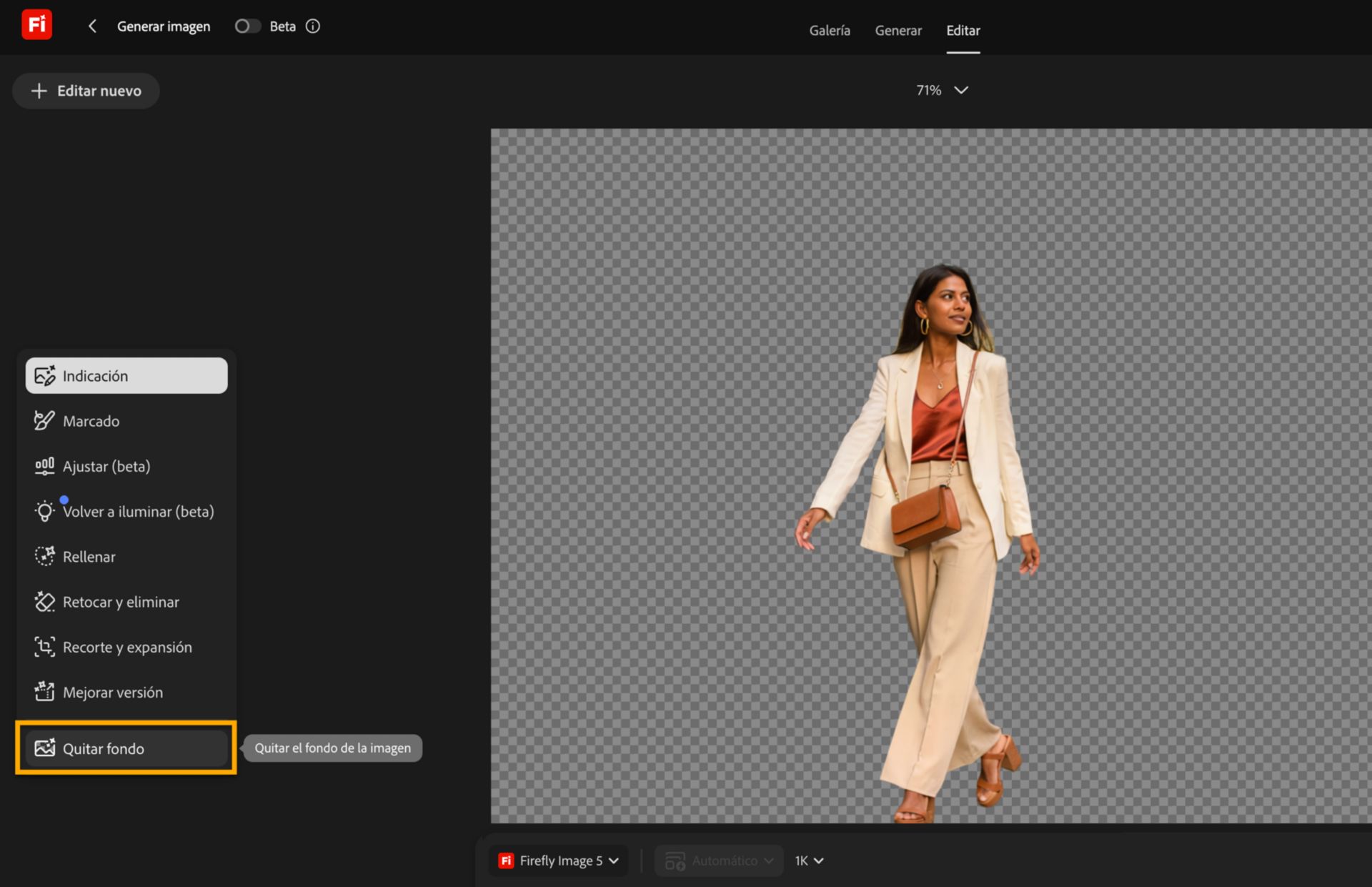 El editor de imágenes de Adobe Firefly muestra a una mujer con un traje crema aislada sobre un fondo transparente, con la herramienta "Quitar fondo" resaltada en el panel izquierdo.
