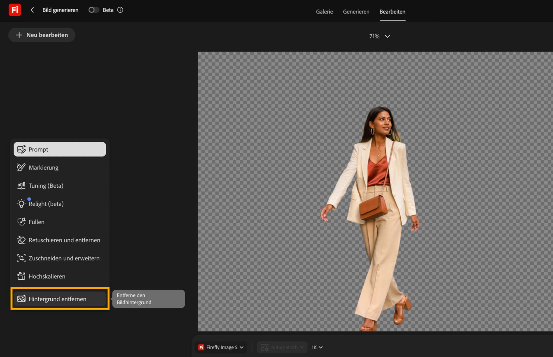 Der Adobe Firefly Bild-Editor zeigt eine Frau in einem cremefarbenen Anzug, die vor einem transparenten Hintergrund isoliert ist, wobei das Werkzeug „Hintergrund entfernen“ im linken Bereich hervorgehoben ist.