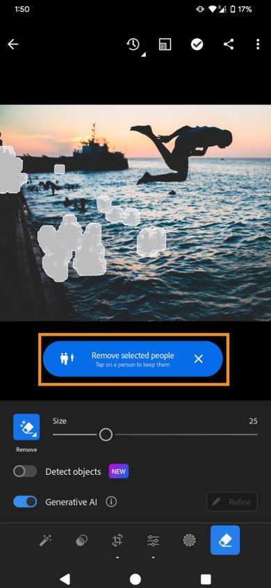 Il pulsante Rimuovi persone selezionate è evidenziato nello strumento Rimuovi, con l'immagine di un ragazzo che salta nel mare.
