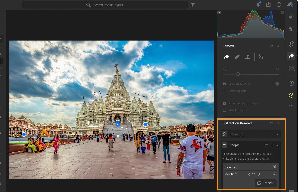 een grote, gedetailleerde tempel onder een deels bewolkte lucht met mensen op de voorgrond.In het rechterdeelvenster vindt u de tool 'Afleidingen verwijderen' met opties om reflecties en personen te verwijderen, met zichtbare knoppen met het label 'Verwijderen' en 'Genereren' en aanpasbare schuifregelaars voor het fijnstemmen van bewerkingen.