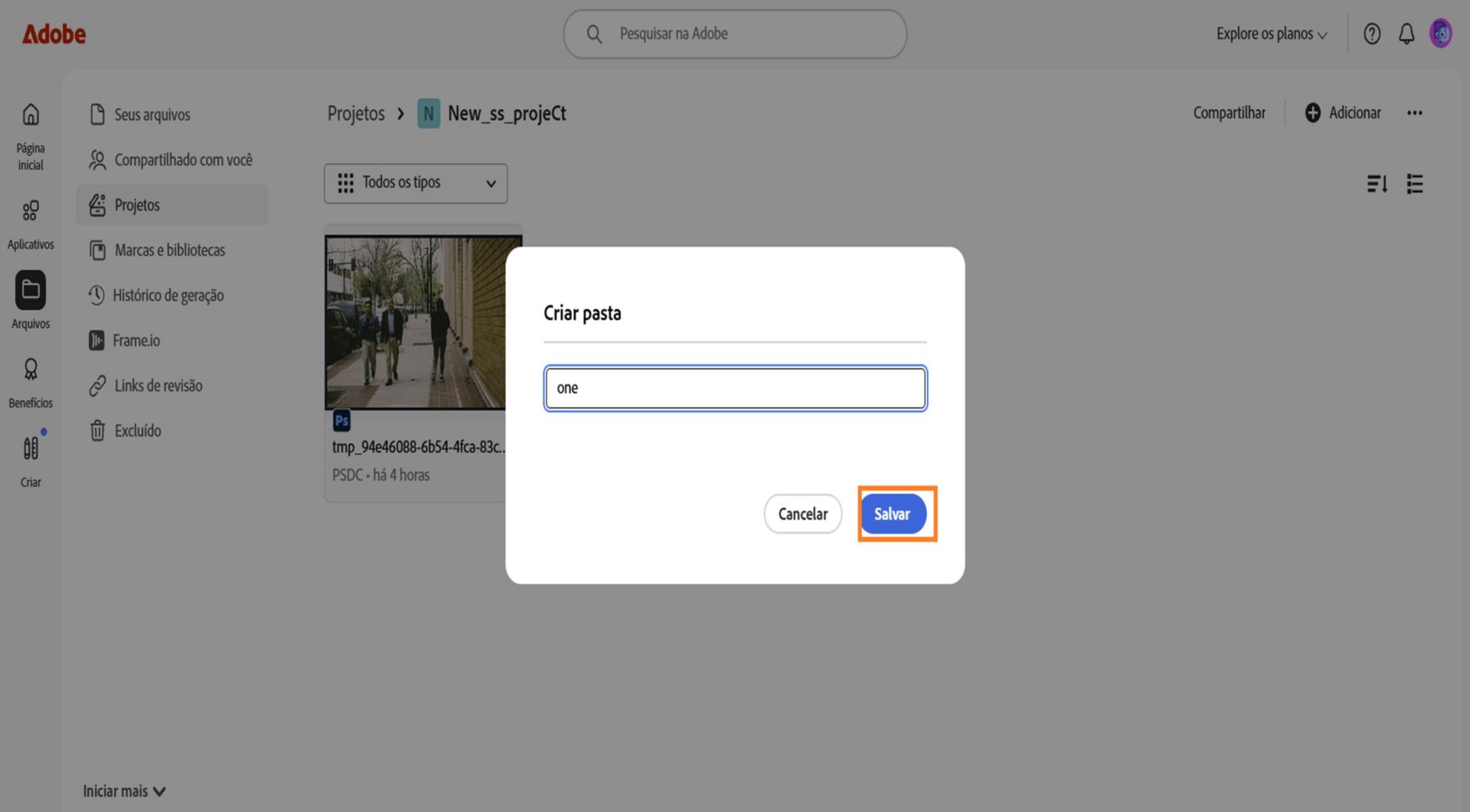 Interface online da Adobe mostrando uma caixa de diálogo chamada “Criar pasta”, com um campo de texto para inserir o nome da pasta e opções para cancelar ou salvar.