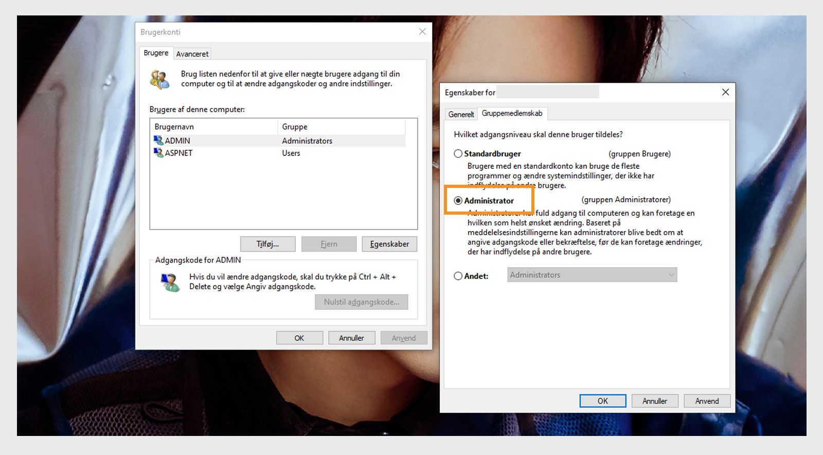 Fanen Gruppemedlemskab i vinduet med brugeregenskaber giver mulighed for at vælge Administrator som adgangsniveau for systembrugerkontoen.