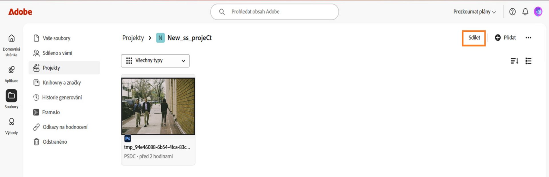 Tlačítko Sdílet, které je k dispozici v pravém horním rohu obrazovky projektu, umožňuje sdílet Projekt s uživateli pro collaboration. 