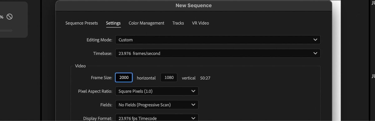 Il pannello Impostazioni della nuova sequenza è aperto, evidenziando l'opzione Dimensioni fotogramma impostata su 2000 pixel orizzontali e 1080 verticali, con proporzioni di 50,27.