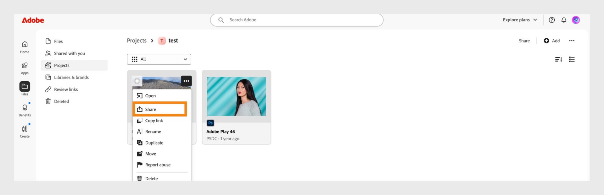 Adobejev vmesnik s prikazanim seznamom projektov. V spustnem meniju poleg sličice projekta je prikazana možnost »Share« (Deli), kar označuje, kje lahko uporabniki upravljajo nastavitve deljenja.