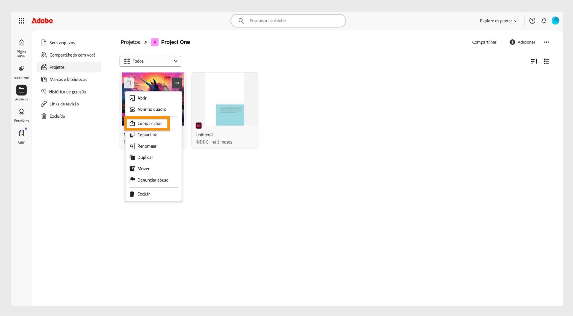 Interface da Adobe mostrando uma lista de projetos. O menu suspenso ao lado da miniatura de um projeto exibe a opção 'Compartilhar', indicando onde os usuários podem gerenciar as configurações de compartilhamento.