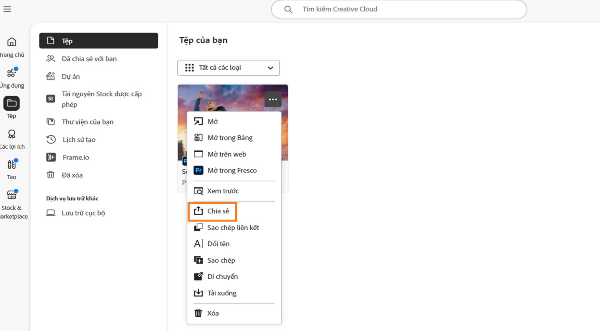 Ứng dụng Creative Cloud cho máy tính để bàn hiển thị menu tùy chọn tập tin với tùy chọn Chia sẻ được tô sáng.