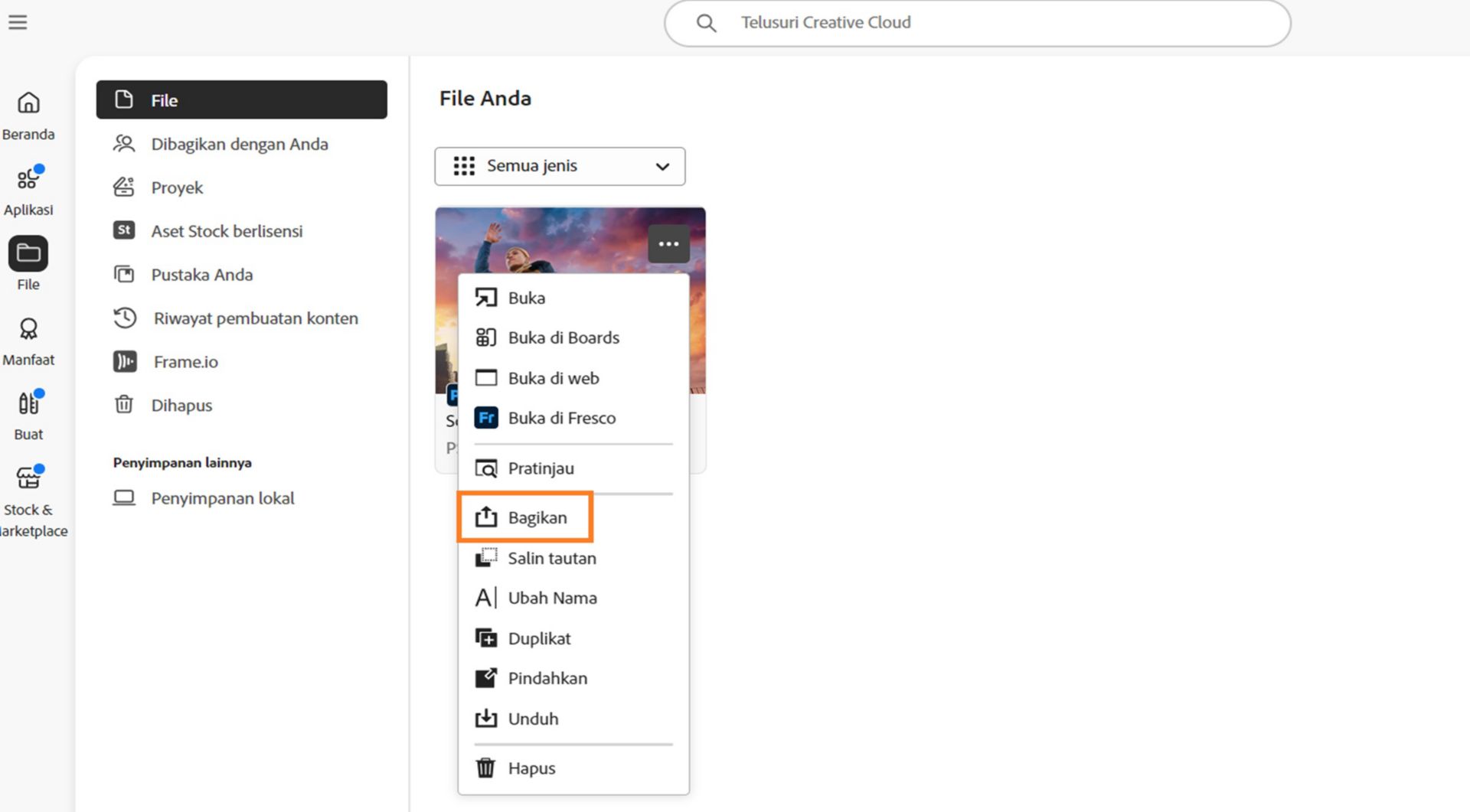 Aplikasi desktop Creative Cloud menampilkan menu opsi file dengan opsi Bagikan yang disorot.