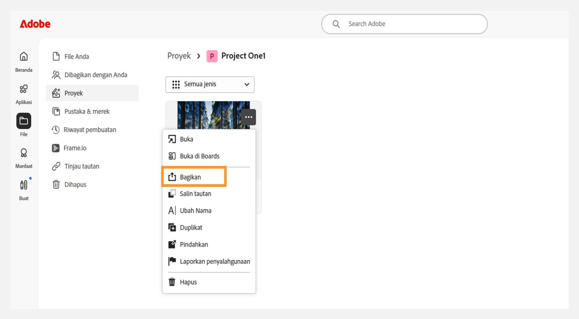 Antarmuka Adobe yang menampilkan daftar Proyek. Menu tarik-turun di samping gambar mini proyek menampilkan opsi 'Bagikan', menunjukkan tempat pengguna dapat mengelola pengaturan berbagi.
