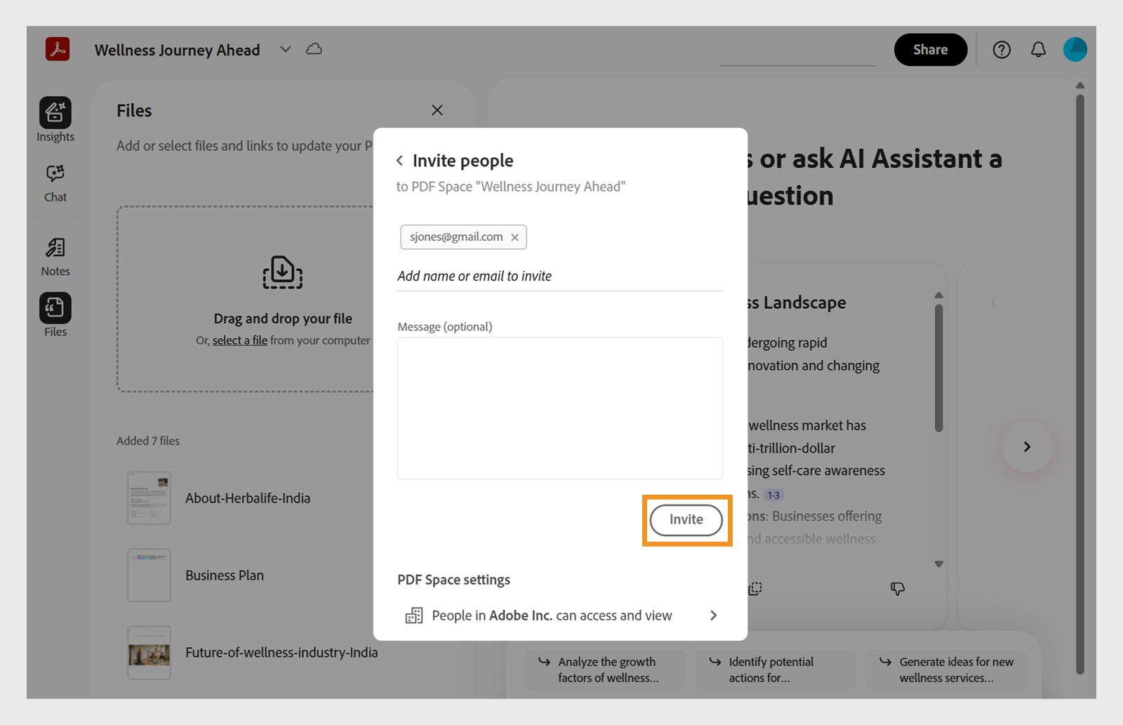 Dialogboks til at invitere modtagere til at få adgang til et PDF Space med muligheder for adgangsindstillinger og knappen Inviter til bekræftelse.