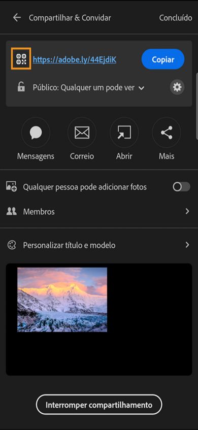A seção superior exibe um link com opções para copiar a URL, código QR, compartilhar via WhatsApp, Message ou outros aplicativos. Abaixo, há botão de alternância para permitir que outras pessoas adicionem fotos e convidem pessoas. A seção inferior exibe uma visualização de fotos compartilhadas.