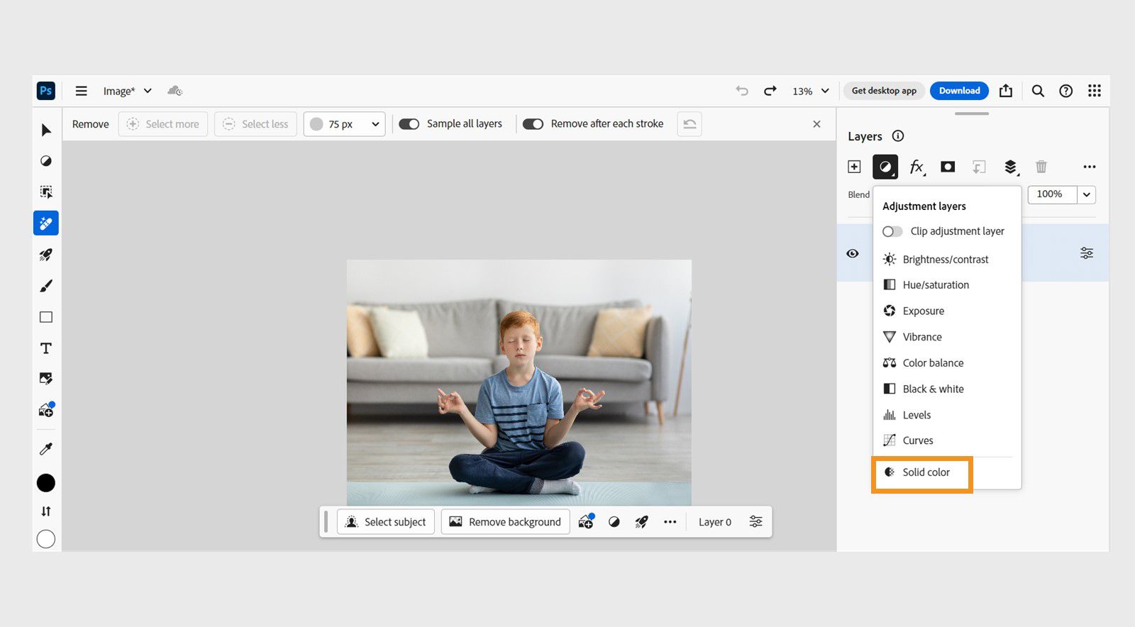 На главном экране веб-приложения Photoshop отображается изображение, открытое на холсте. Курсор наведен на параметр «Чистый цвет» в раскрывающемся списке меню «Коррекция» на панели «Слои». 