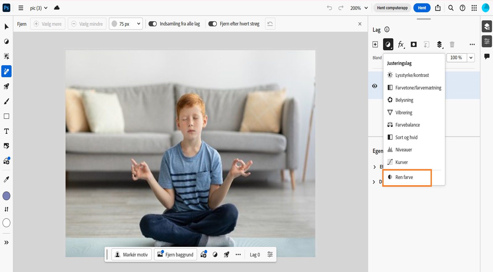 Startskærmen i Photoshop på internettet vises med et billede åbent på lærredet. Markøren placeres på indstillingen Ren farve, som findes på rullemenuen Justering i panelet Lag. 