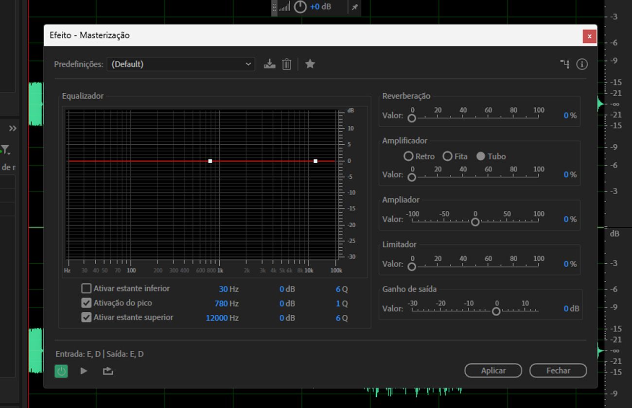 A caixa de diálogo do efeito Mastering está aberta e há predefinições e parâmetros para aprimoramento final da mixagem.