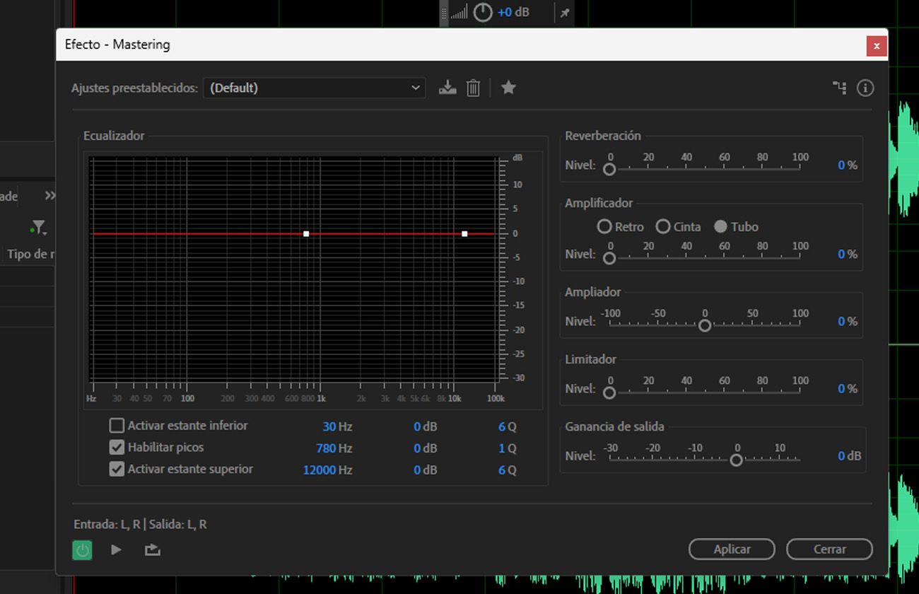 El cuadro de diálogo del efecto Mastering está abierto y hay ajustes preestablecidos y parámetros para mejora de mezcla final.
