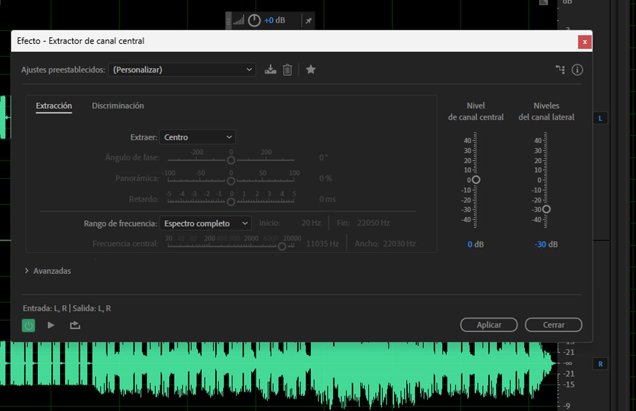 El cuadro de diálogo del efecto Center Channel Extractor está abierto, y hay opciones de Extraction y Discrimination para usar y ajustar la Configuración.
