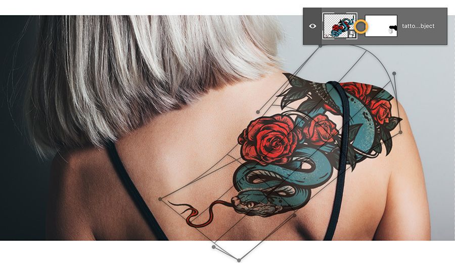 ใช้เครื่องมือ Warp สำหรับภาพถ่ายเพื่อปรับภาพให้พอดีกับส่วนโค้งของแผ่นหลังและหัวไหล่ของนางแบบ
