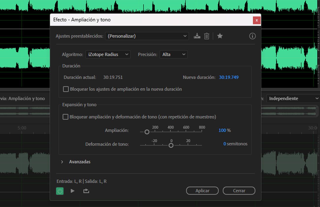 El cuadro de diálogo del efecto Estirar y tono muestra controles para ajustar independientemente la longitud (tiempo) y el tono de un clip de audio, seleccionar el algoritmo de estiramiento, preservar formantes y previsualizar cambios en tiempo real.