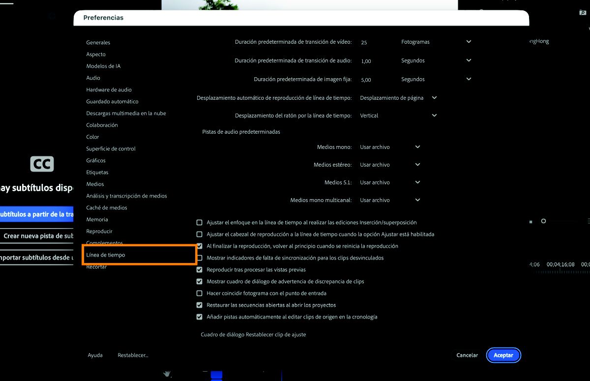 El panel cronología en el cuadro de diálogo Preferencias está abierto con opciones para personalizar cómo se comportan y aparecen las secuencias, incluida la configuración para el ajuste de la cronología, las pistas de audio y vídeo, y las duraciones predeterminadas para las transiciones y las imágenes fijas.
