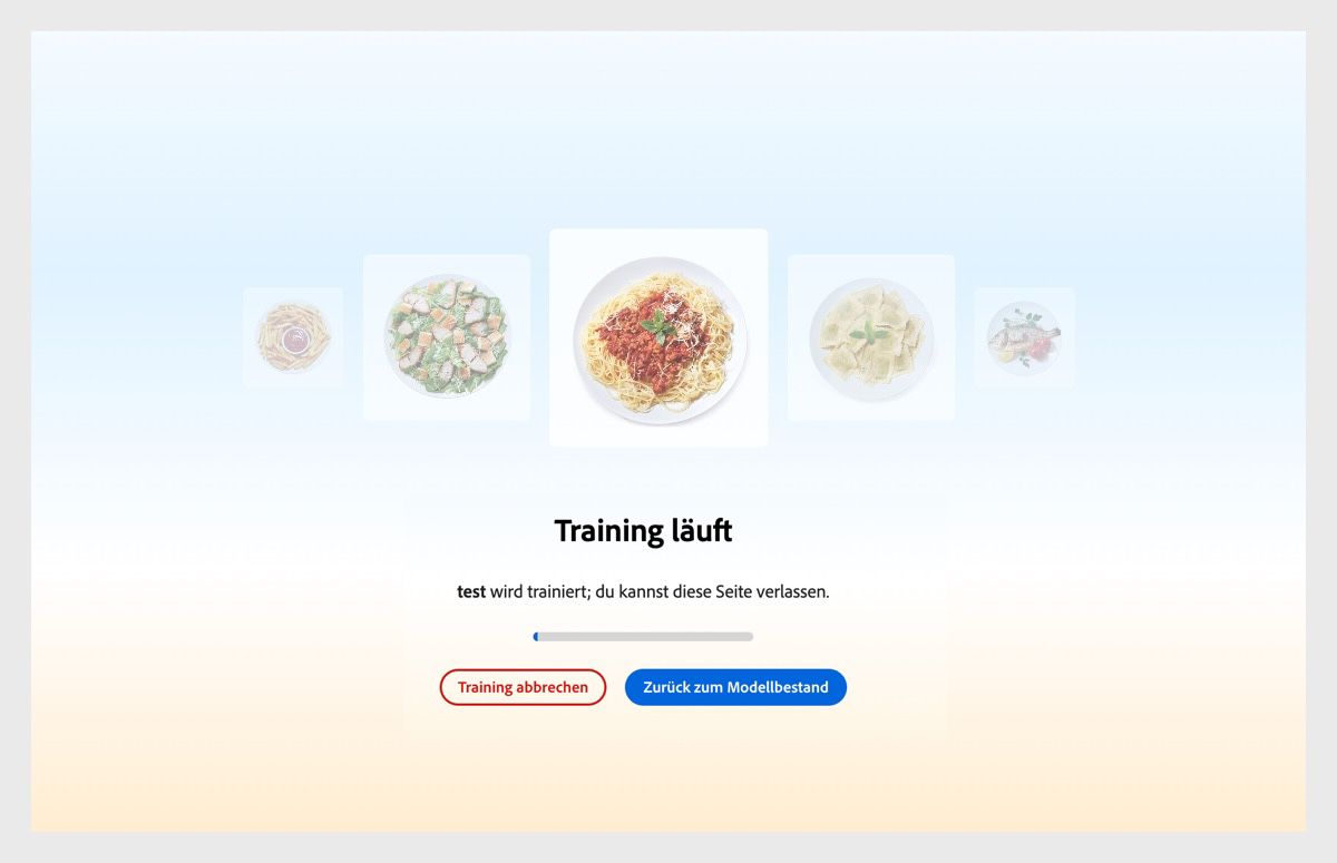 Auf der Benutzeroberfläche wird „Training läuft“ angezeigt. Darunter befindet sich eine Meldung mit dem Hinweis „Poster für Lebensmittelkampagne wird gerade trainiert, du kannst diese Seite verlassen.“