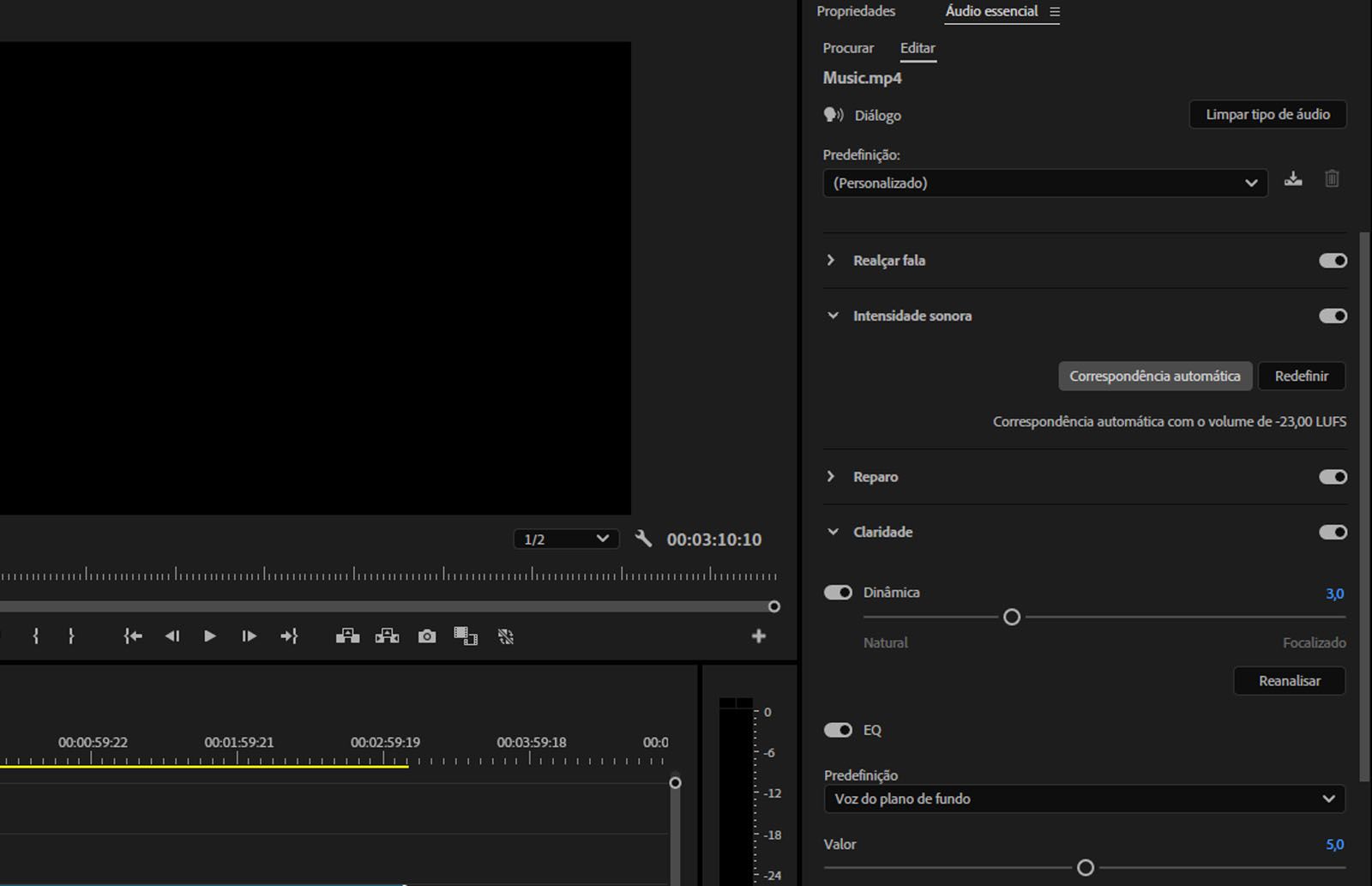 O painel “Áudio essencial” é aberto com o clipe de áudio definido como “Diálogo” e a opção “Correspondência automática” selecionada para garantir a consistência entre os níveis de áudio. 