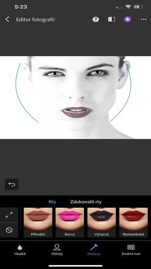 Na fotografii ženy s tmavými vlasy a brýlemi byla použita růžová rtěnka. Pod fotografií jsou zobrazeny možnosti pro retušování make-upu.