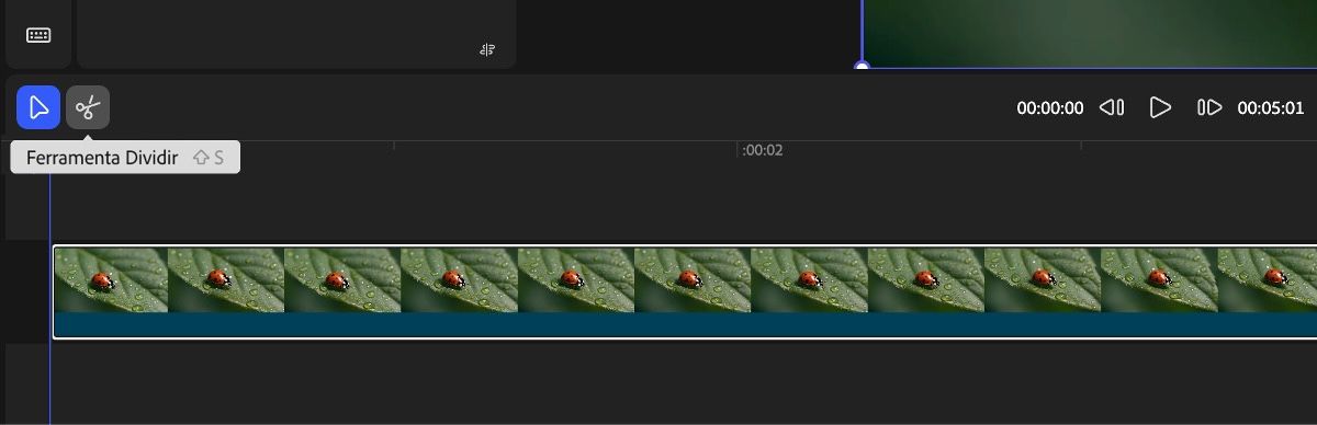 A ferramenta Dividir é realçada e o separador é usado na linha do tempo para visualização.