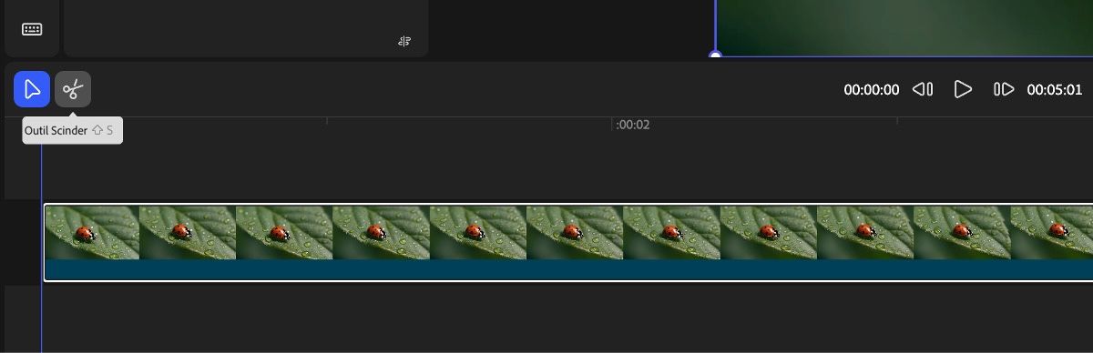 L’outil Scinder est sélectionné et l’outil de survol du montage est utilisé dans le montage pour obtenir un aperçu.