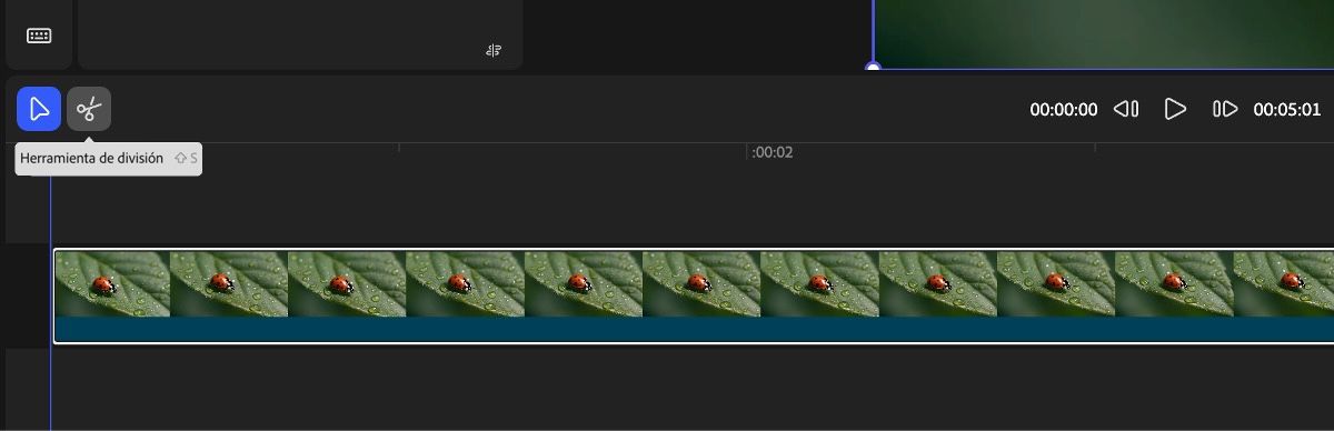 La herramienta de división se resalta y el skimmer se utiliza en la cronología para la vista previa.